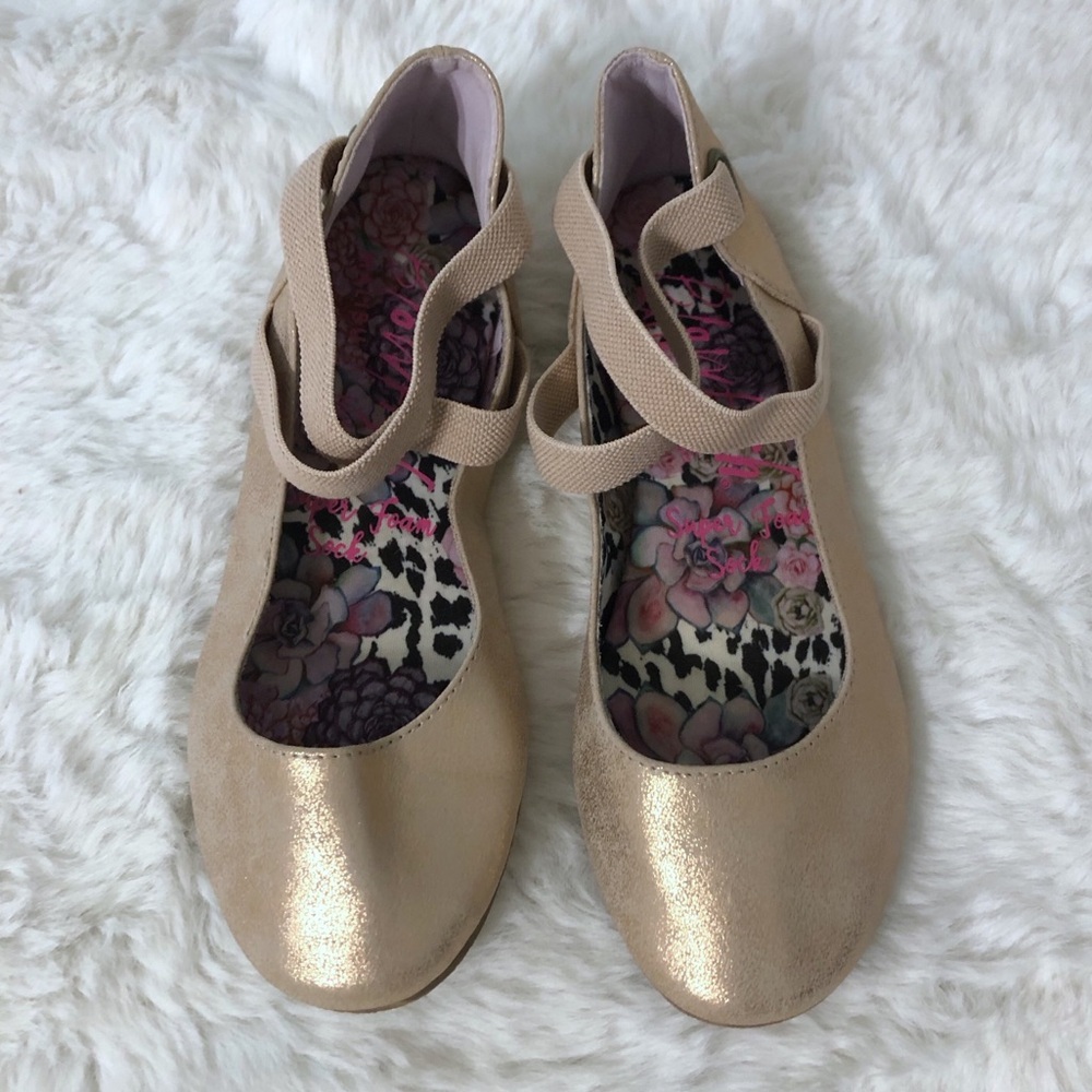 Blowfish Gold Closed Toe Dress Shoes 2 Youth